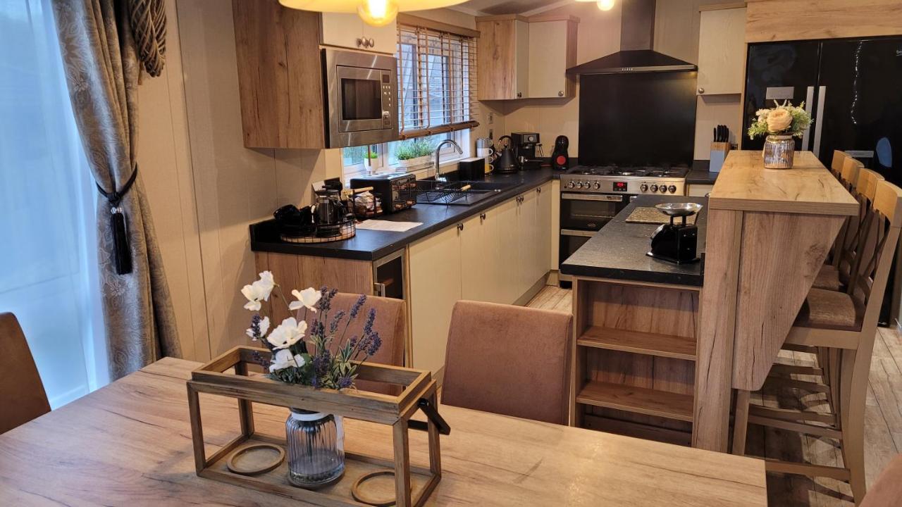 Luxury Lodge On Edge Of New Forest And 800M From Sea Entertainment And Leisure Passes Included Мілфорд-он-Сі Екстер'єр фото
