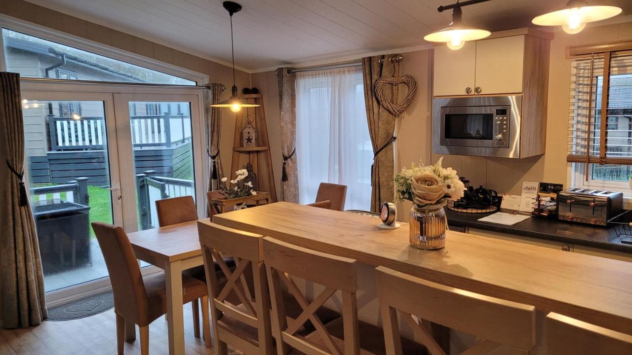 Luxury Lodge On Edge Of New Forest And 800M From Sea Entertainment And Leisure Passes Included Мілфорд-он-Сі Екстер'єр фото